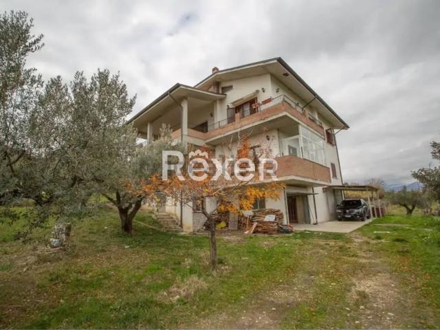 Villetta bifamiliare in vendita di 380 m² in Via Colle Grande