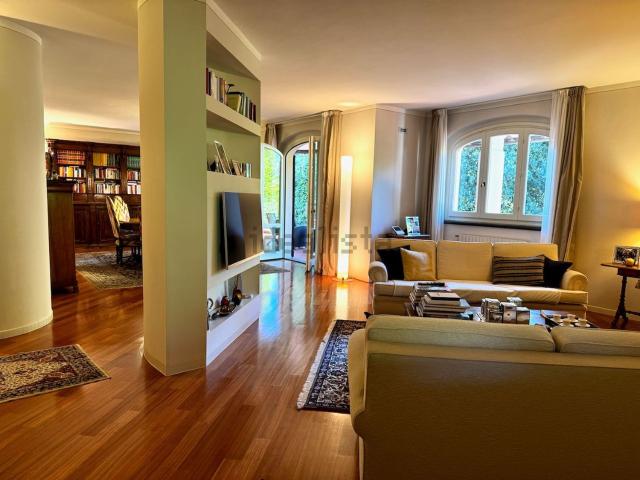 Villetta bifamiliare in vendita di 380 m² in Via Guido Bisori