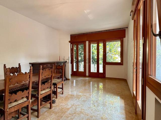 Villetta bifamiliare in vendita di 380 m² in Via Jacopo Stellini