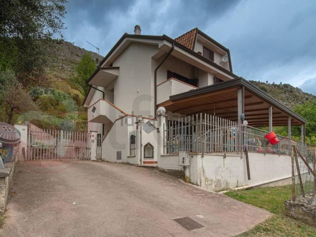 Villetta bifamiliare in vendita di 380 m² in Via Littorio, 69