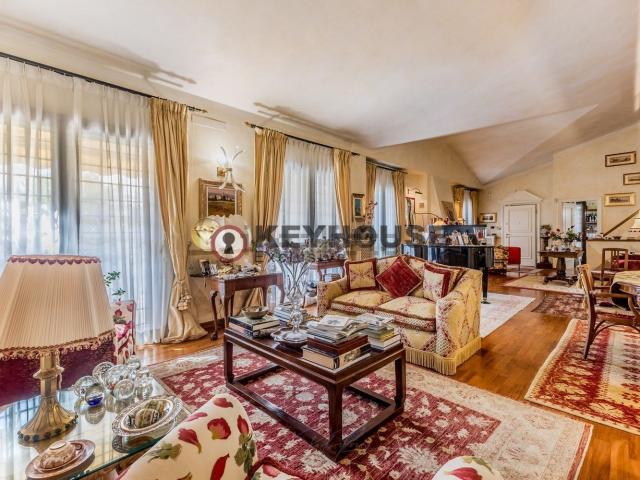 Villetta bifamiliare in vendita di 380 m² in Via Marilyn Monroe