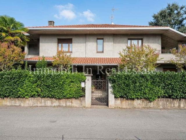 Villetta bifamiliare in vendita di 380 m² in Via Monte Nero, 18