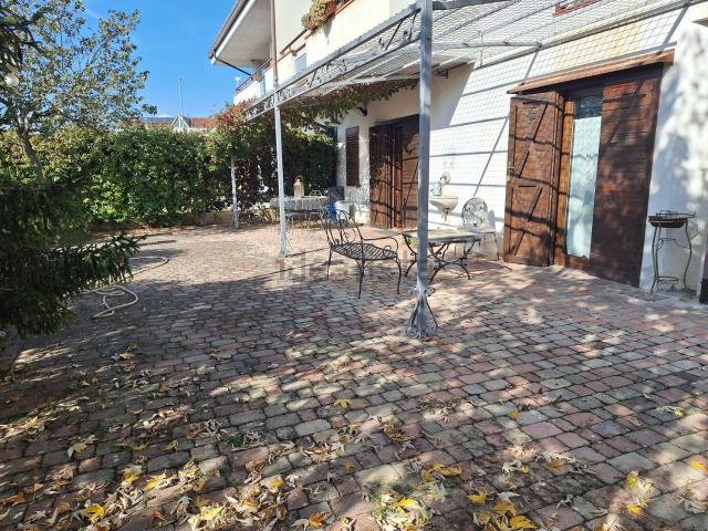 Villetta bifamiliare in vendita di 380 m² in Via Padre Pio da Pietrelcina