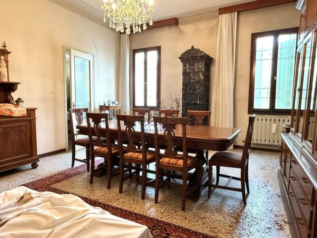 Villetta bifamiliare in vendita di 380 m² in Via Roma, 32