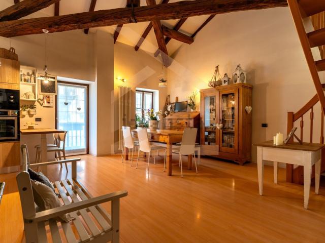Villetta bifamiliare in vendita di 380 m² in Via Santo Rio