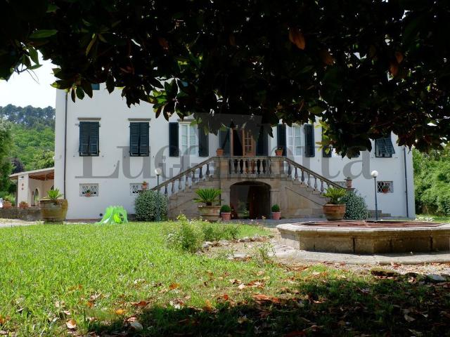 Villetta bifamiliare in vendita di 380 m² in Via Sottomonte, 161