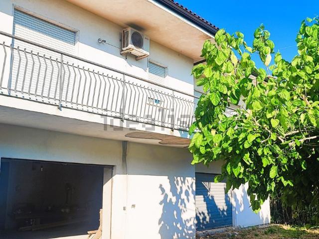 Villetta bifamiliare in vendita di 380 m² in Via Stradone