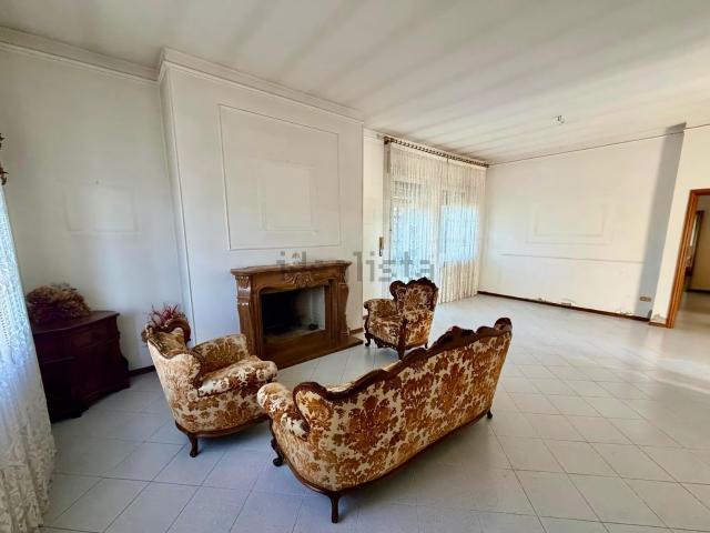 Villetta bifamiliare in vendita di 382 m² in Via Caorsana