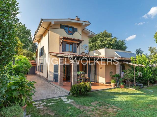 Villetta bifamiliare in vendita di 382 m² in Via della Favetta