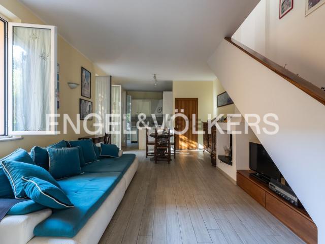 Villetta bifamiliare in vendita di 382 m² in Via Sant&apos Erasmo