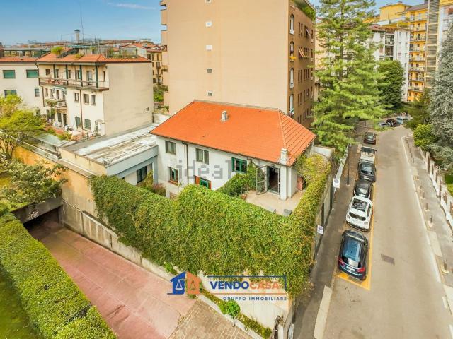 Villetta bifamiliare in vendita di 387 m² in Via Bullona, 15