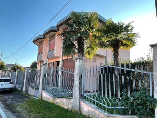 Villetta bifamiliare in vendita di 384 m² in Via Monte Rosa, 45