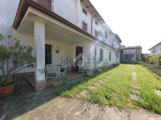 Villetta bifamiliare in vendita di 385 m² in Via Unione Europea, 22