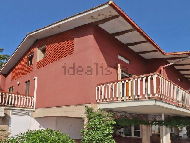 Villetta bifamiliare in vendita di 385 m² in Via Vetulonia, 9