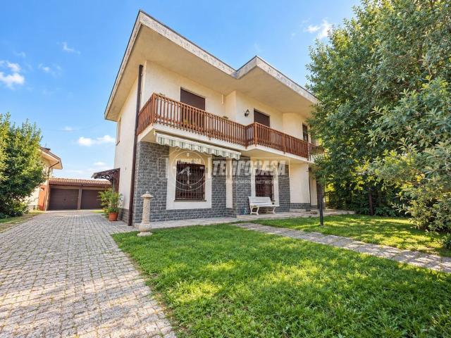 Villetta bifamiliare in vendita di 385 m² in Via XXV Aprile