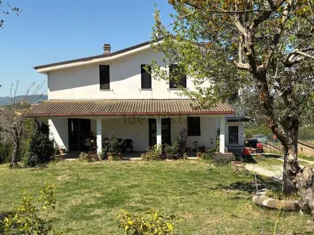 Villetta bifamiliare in vendita di 385 m² in Via dell&apos Arci, 23