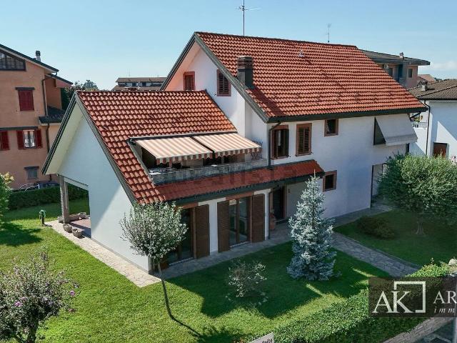Villetta bifamiliare in vendita di 385 m² in Via Nazioni Unite, 27