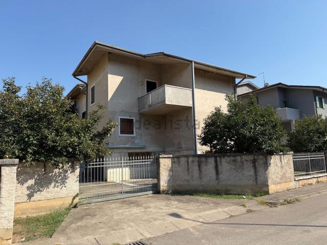Villetta bifamiliare in vendita di 385 m² in Viale Rimembranza, 12