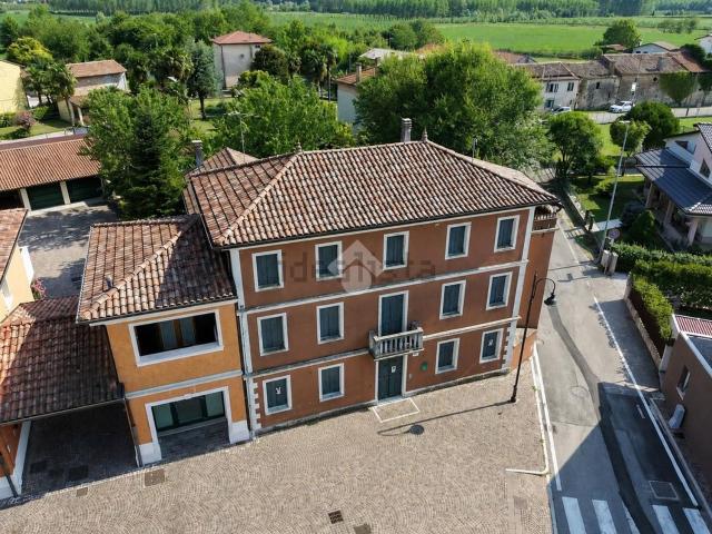 Villetta bifamiliare in vendita di 386 m² in Via Geresina, 1