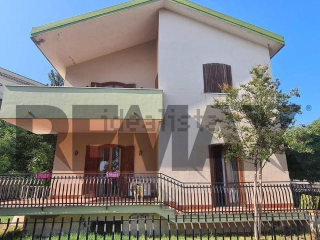 Villetta bifamiliare in vendita di 388 m² in Via Forlanini, 44