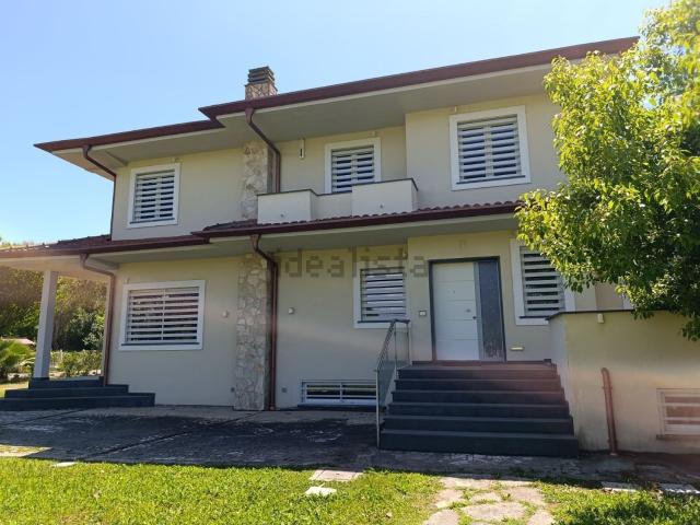 Villetta bifamiliare in vendita di 389 m² in Strada Frassoneto, 170