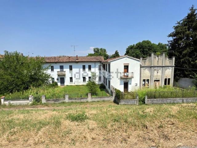 Villetta bifamiliare in vendita di 393 m² in Via Argine S. Nicolò Po, 28