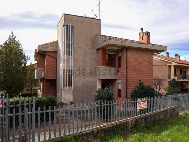 Villetta bifamiliare in vendita di 393 m² in Via degli Impianti Sportivi