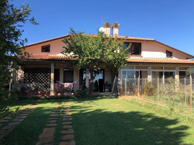 Villetta bifamiliare in vendita di 390 m² in Strada del Poggiale, 46