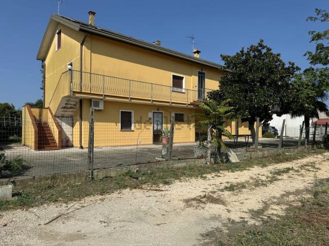 Villetta bifamiliare in vendita di 390 m² in Via Corridoni Nord