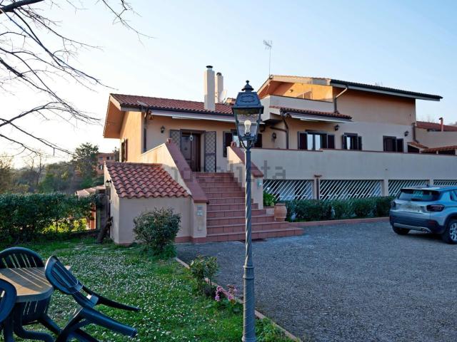 Villetta bifamiliare in vendita di 390 m² in Via Monte Calcaro, 27