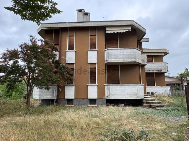 Villetta bifamiliare in vendita di 390 m² in Via Monte Rosa