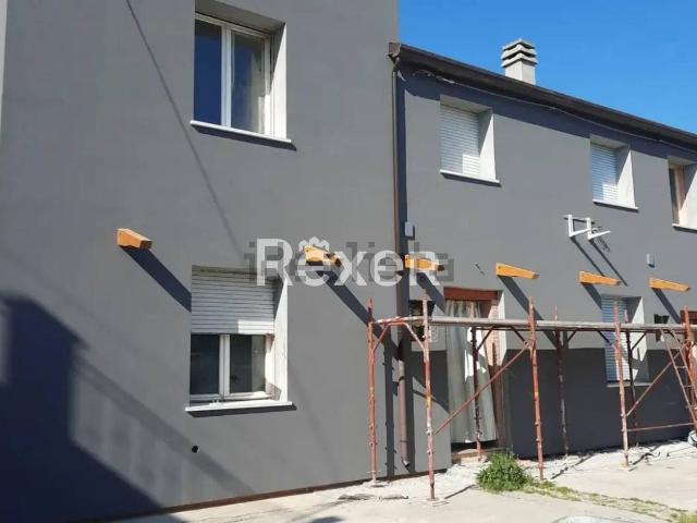 Villetta bifamiliare in vendita di 390 m² in Via Sintinina