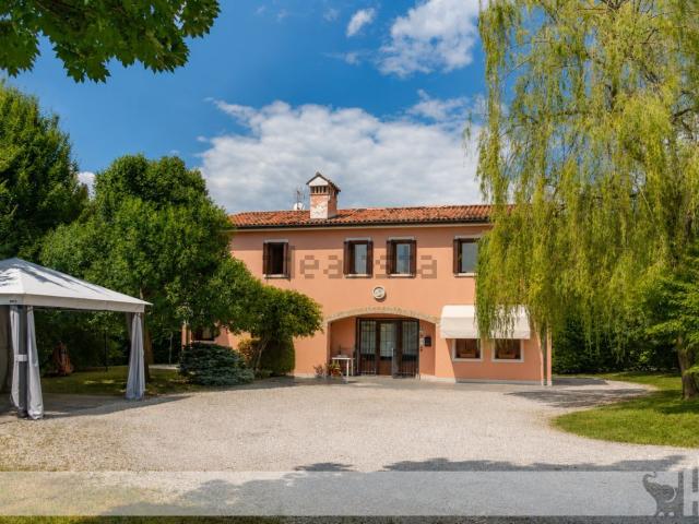Villetta bifamiliare in vendita di 391 m² in Via Mire Basse, 3
