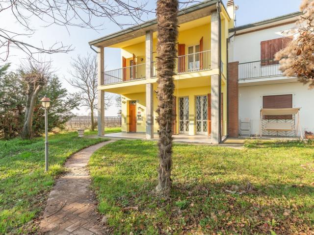 Villetta bifamiliare in vendita di 392 m² in Via Torri, 40