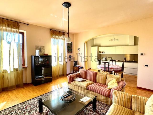 Villetta bifamiliare in vendita di 392 m² in Via Cellini, 2