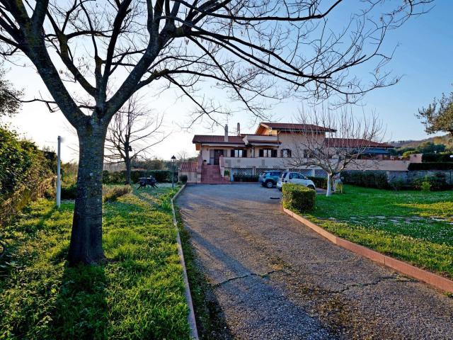 Villetta bifamiliare in vendita di 397 m² in Via Monte Calcaro, 27
