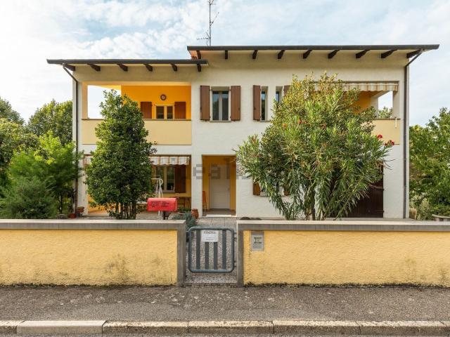 Villetta bifamiliare in vendita di 395 m² in Via dei Platani, 3