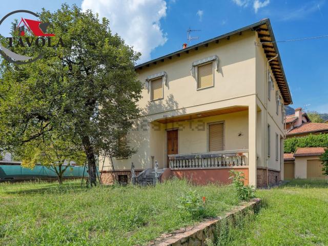 Villetta bifamiliare in vendita di 398 m² in Via B. Giacomini, 3