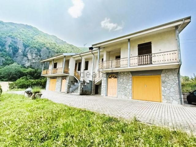 Villetta bifamiliare in vendita di 398 m²