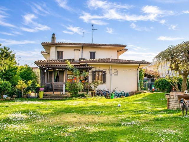 Villetta bifamiliare in vendita di 303 m² in Via del Dosso, 8