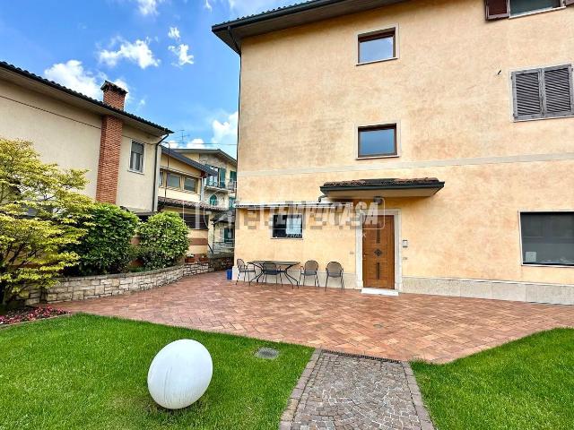 Villetta bifamiliare in vendita di 303 m² in Via Martiri di Cefalonia