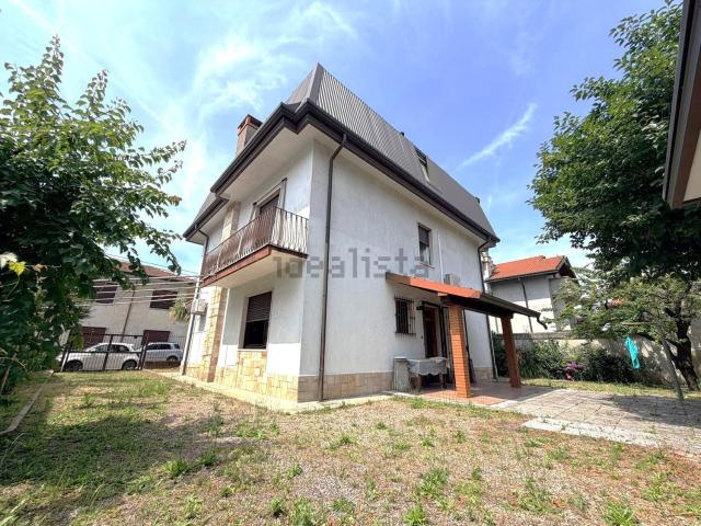 Villetta bifamiliare in vendita di 303 m² in Via Pietro Micca, 3