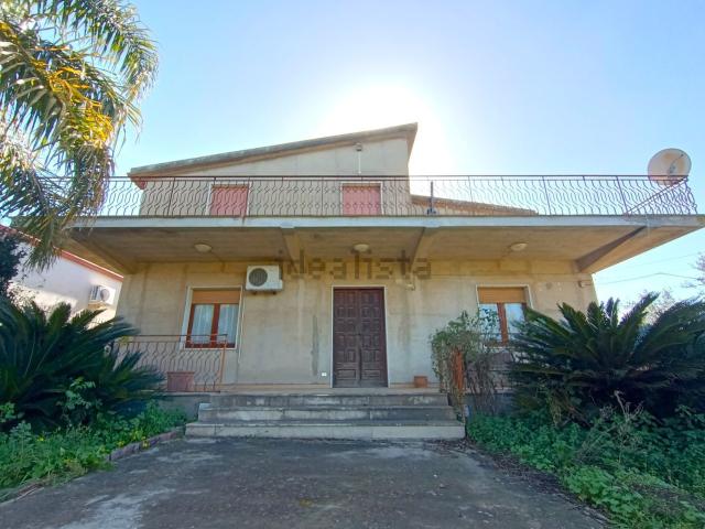 Villetta bifamiliare in vendita di 300 m² in Contrada Bosco Rotondo