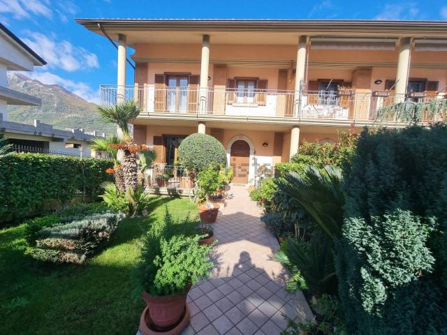 Villetta bifamiliare in vendita di 300 m² in Contrada Serroni