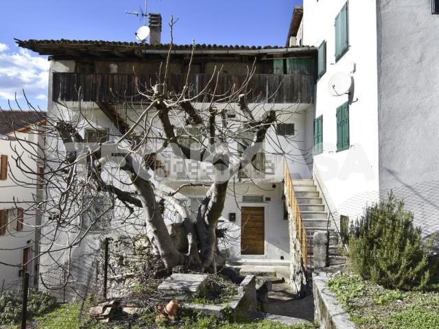 Villetta bifamiliare in vendita di 300 m² in Frazione Mezzomonte di Sotto, 18