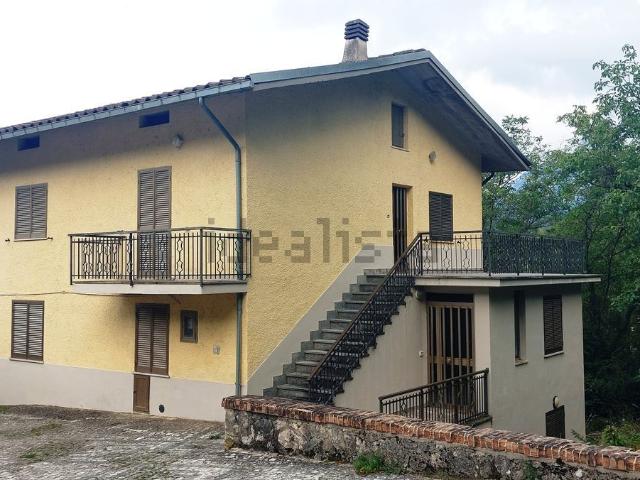 Villetta bifamiliare in vendita di 300 m² in Frazione Ceriseto