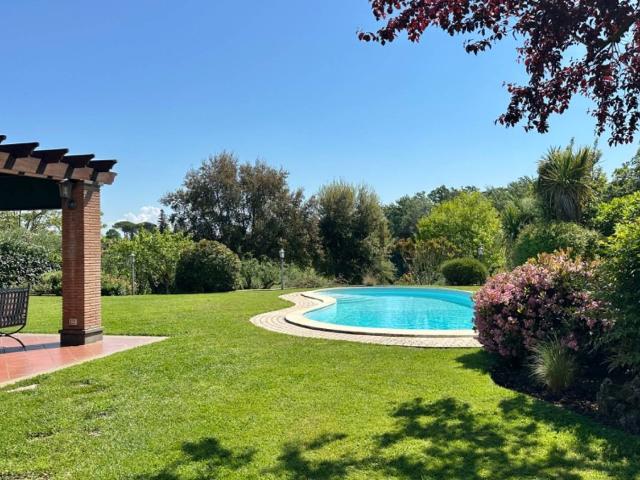 Villetta bifamiliare in vendita di 300 m² in Largo Olgiata, 15