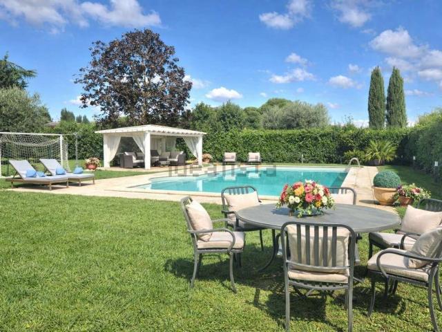 Villetta bifamiliare in vendita di 300 m² in Largo Olgiata