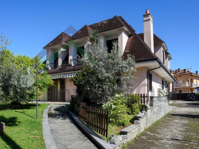 Villetta bifamiliare in vendita di 300 m² in Strada Barotto, 2