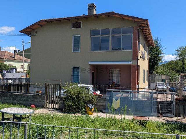 Villetta bifamiliare in vendita di 300 m² in Strada di Collerolletta, 49